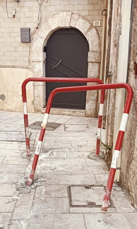 Ortigia: problema serio per i turisti nell'area pedonale 1 Ortigia problema serio per i turisti, ciclomotori e motocicli nell'area pedonale