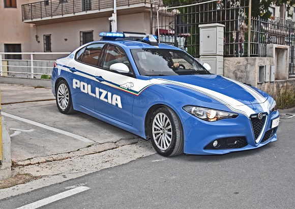 Siracusa: denunciato e sanzionato il titolare di un centro scommesse che consentiva il gioco a minorenni e segnalata una donna per uso di crack 1 Siracusa