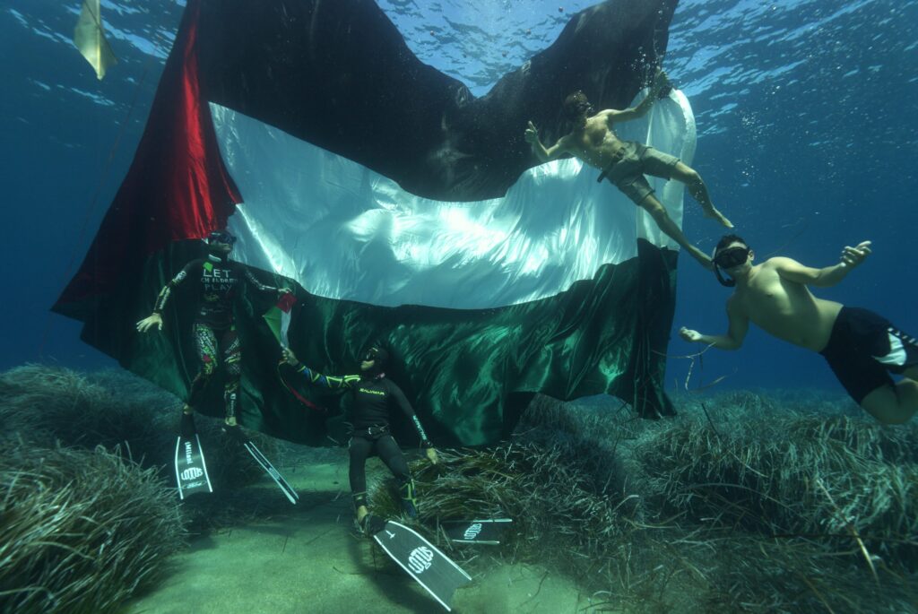 L'attivista siracusano Sebastian Colnaghi si immerge con la campionessa mondiale di apnea Alessia Zecchini per portare nel Mediterraneo i sogni dei bambini di Gaza 1 attivista
