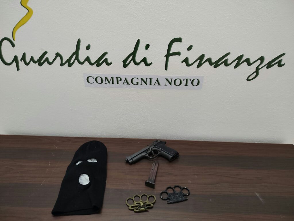 Noto, in due su un ciclomotore con pistola, tirapugni e passamontagna: entrambi denunciati 1 Noto